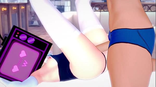 Tv woman usa su apretado bañador para divertirse
