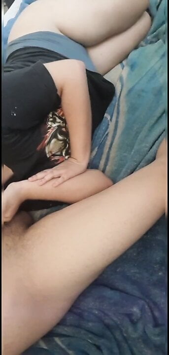 MI PRIMA ME DA UNAS MAMADAS Y LE PICO EL CULO
