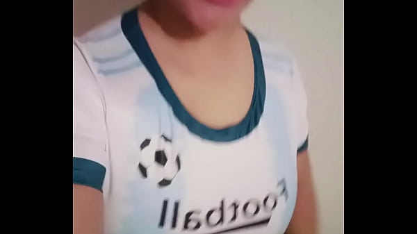 Ve como me masturbo con mi playera del juego