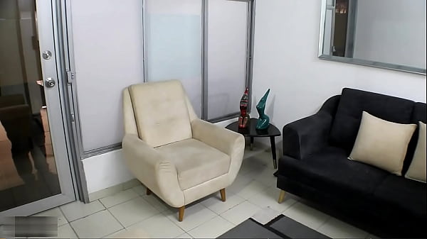 El mejor amigo de mi hijastro termina follandome el coño en la habitación de mi marido llenándome el coño de semen – Porno En Español