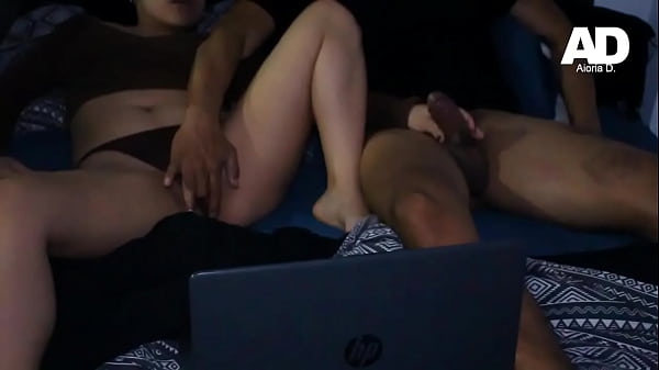 Hermanastros ven porno juntos y se ponen cachondos “No le digas de esto a mi novio”