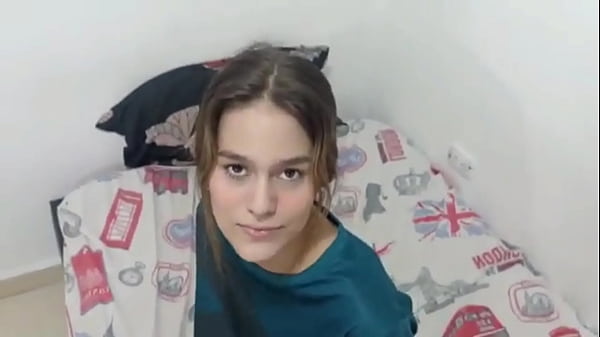 COMPAÑERA DE APARTAMENTO SALE VESTIDA MUY SEXY ME DAÑA MI PENSAMIENTO LE PIDO UN BESO Y TERMINAMOS FOLLANDO DURO – PORNO CASERO EN ESPANOL