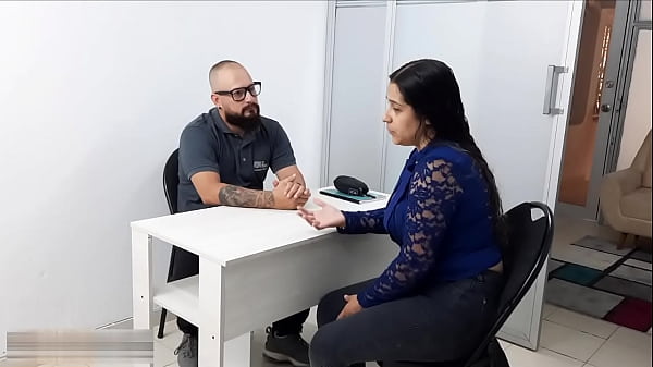 Llegando un buen trato con el director del colegio de mi hijastra, hice que me follara a cambio que no la echara del colegio – Porno en Español