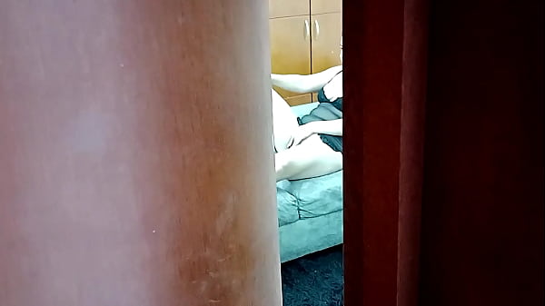 Descubro que mi Madrastra siendo webcam y me pide hacerle un show a sus usuarios y termino follandola – CUM ON FACE – Porno En Español