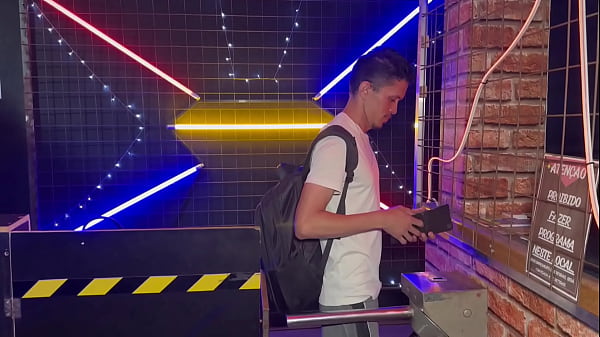 Grande punho e sem sela nas cabines, cinemão gay do centro da cidade. – FULL RED