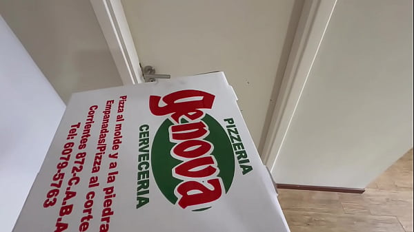 LLEGA el delivery de la Comida pero yo Quiero Comer la pija de mi Amigo
