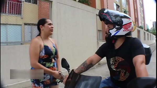 Perra desconocida no tiene dinero me paga el transporte con una gran follada – Porno En Español