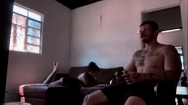 Bastidores da gravação chupando o Carmona jogando video game
