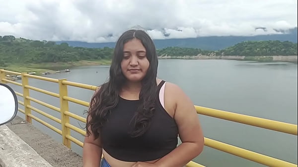 Chica abandonada por su novio es auxiliada por un extraño termina en sexo duro