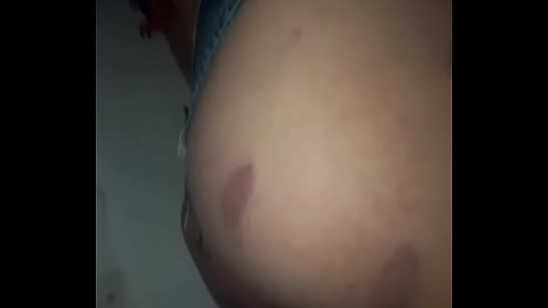 Eu de shortinho na calçada de casa deixando todo mundo ver minha bunda cheia de xupão