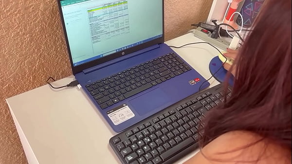 Mi amiga viene a casa a explicarme la tarea y terminamos follando