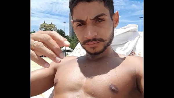 Pegando aquele sol para marcar o bronze