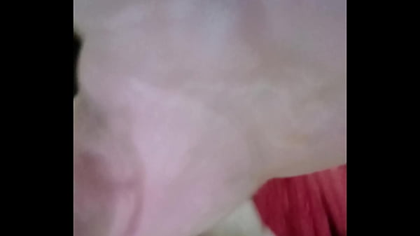 Pendejito se mete un gran pepino por su culo y lo deja todo roto